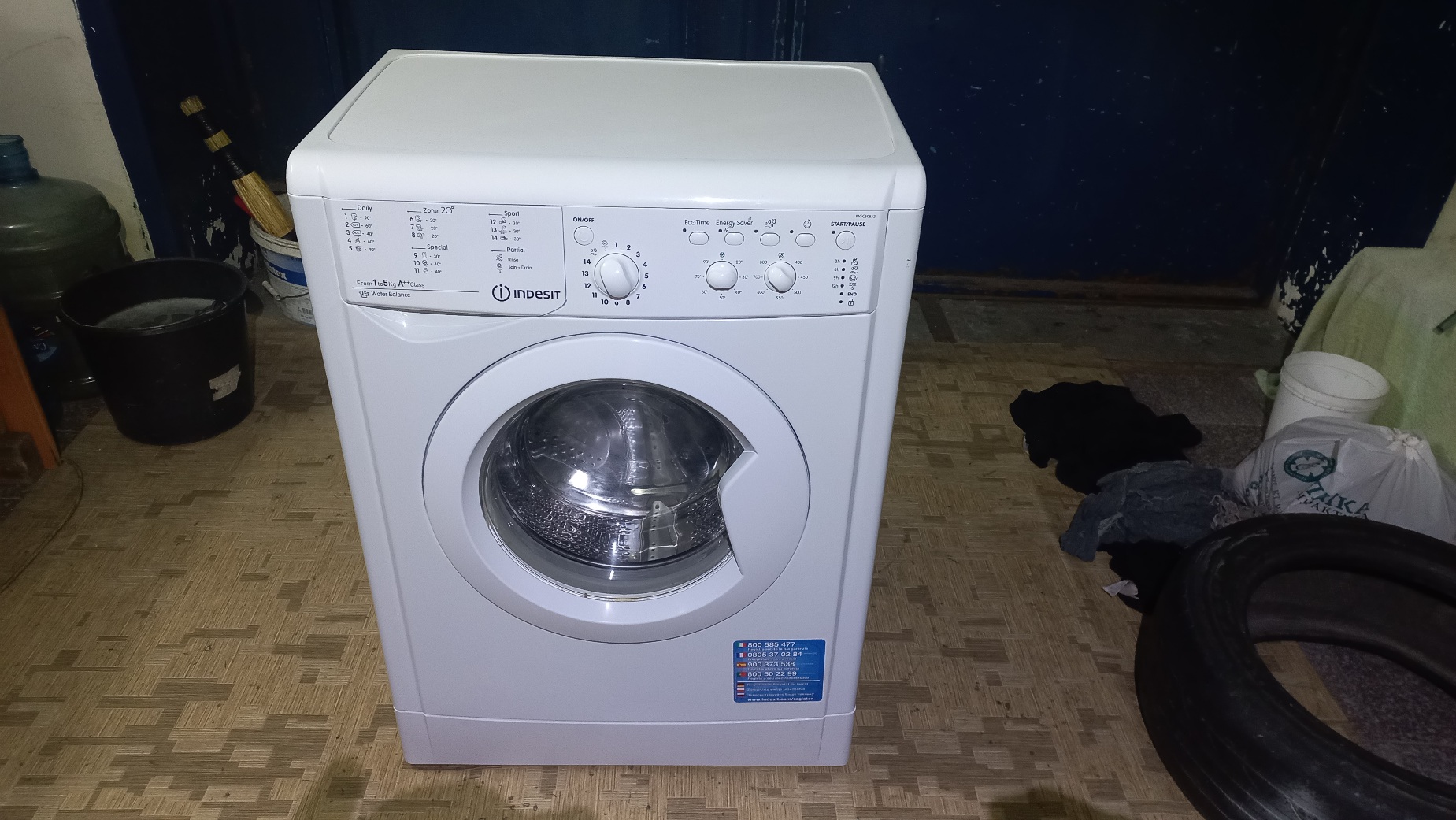 <span class=text14white> Indesit IWSC50852</span>