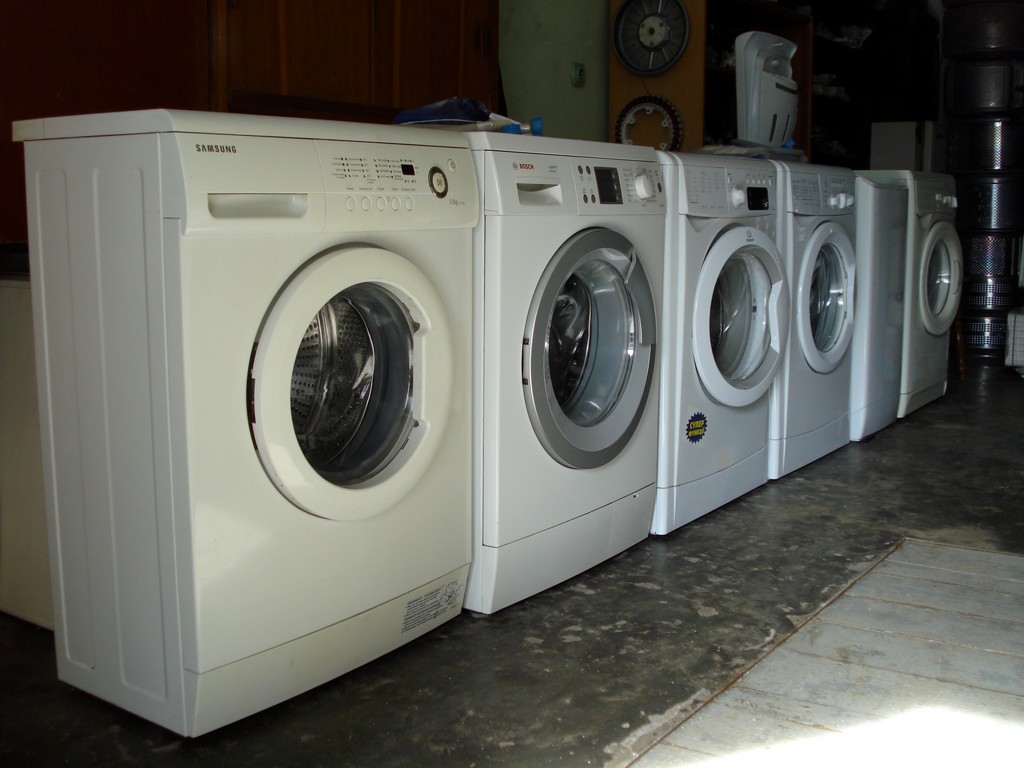 <span class=text14white> /    </span>